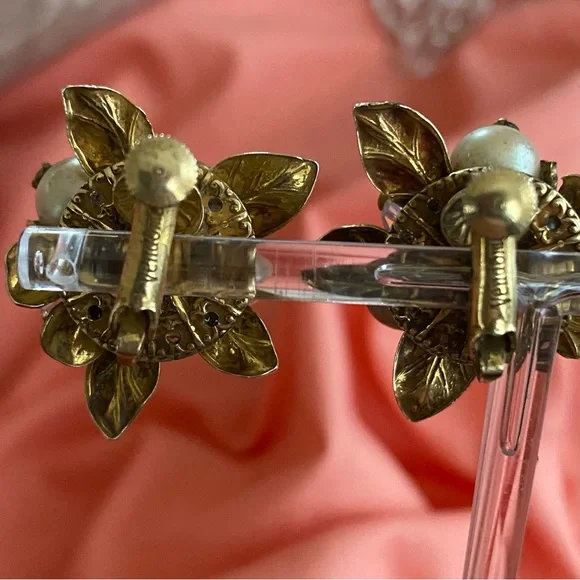 Vintage Signed Vendome Faux Pearl and AB crystals cluster flower earring. - Picture 6 of 11
